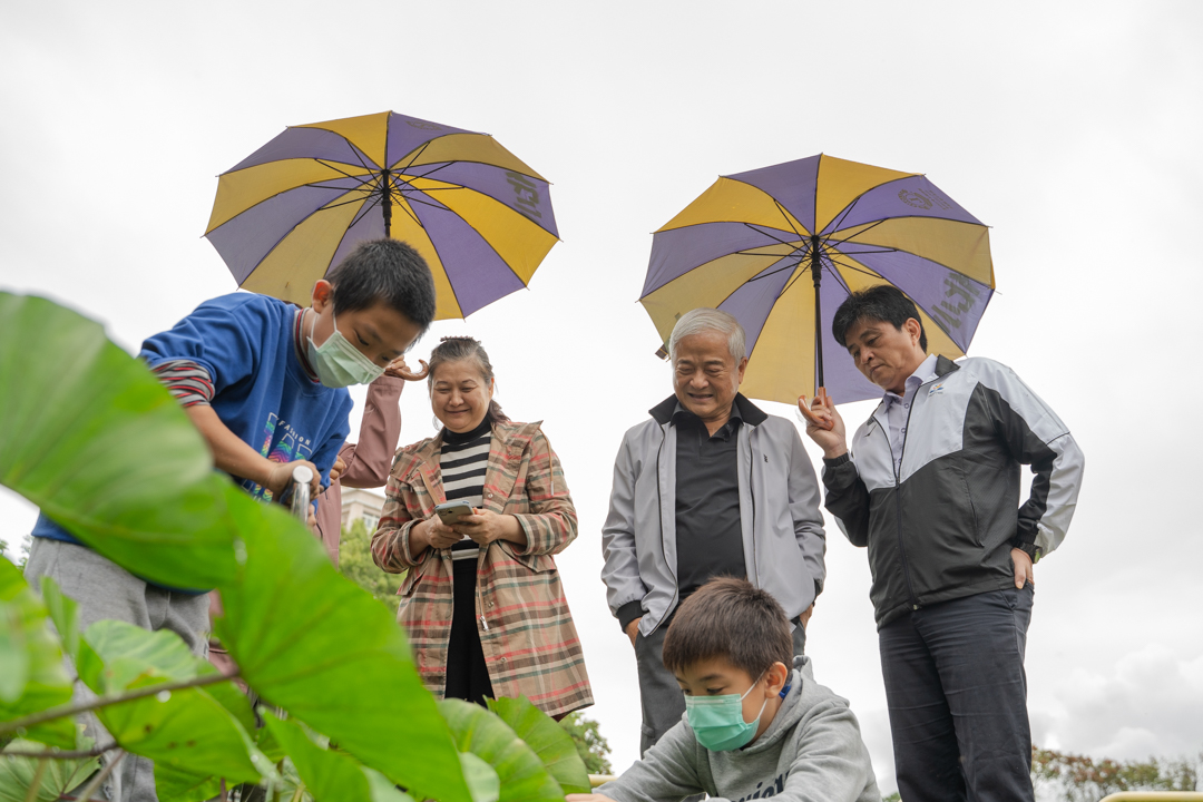 【你的生活，是我們遠道而來的風景 之二】
 ​
 芋頭、野菜、棚架、校田
 這是…